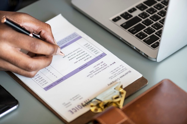 Close Up De Homem Negocio Verificar Nota Fiscal Papel Papel 53876 14800 - Silveira Assessoria Empresarial
