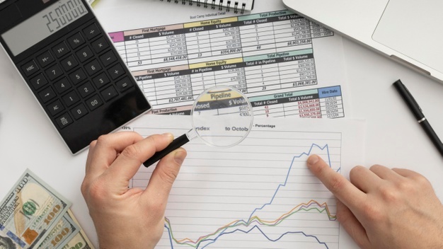 Homem De Negocios De Vista Superior Estudando Um Grafico 23 2148793756 - Silveira Assessoria Empresarial