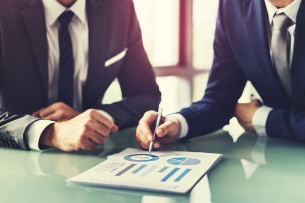 Financial Advisor With Colleague - Silveira Assessoria Empresarial